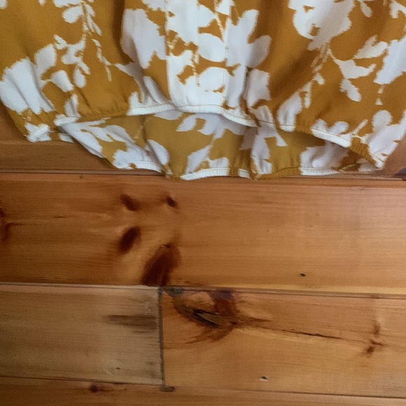 Beautiful yellow and white floral top with decorative tassels. Size M. - Picture 6 of 7